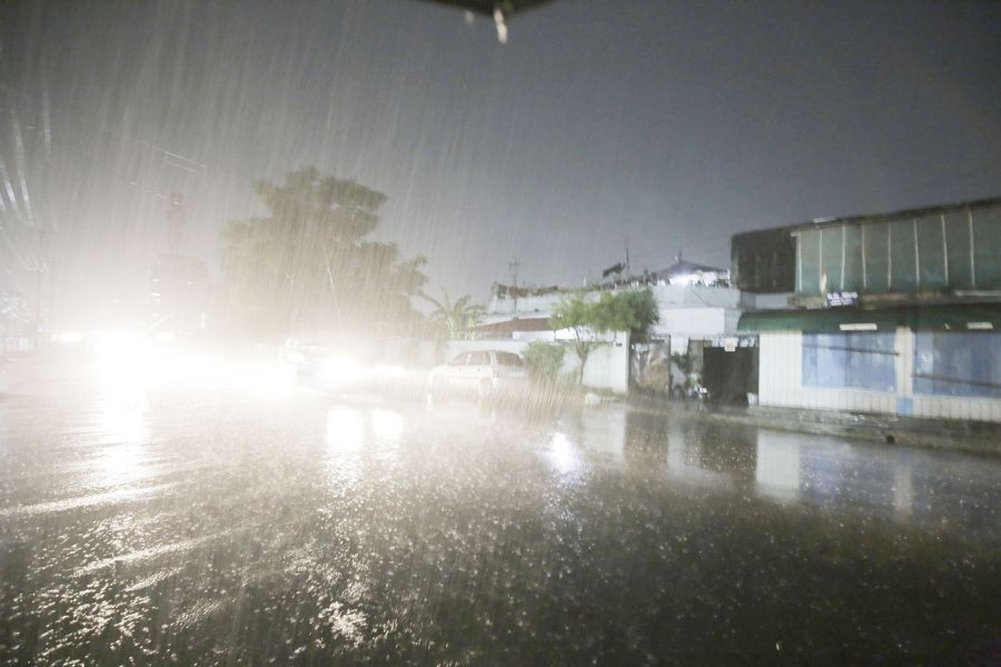Vehicles drive through heavy downpour at Tajen Ao Road, Dimapur on September 11 evening. Heavy rainfall were reported across the State on Sunday, with the India Meteorological Department forecasting more in the next 3 days till September 14. (Morung Photo)