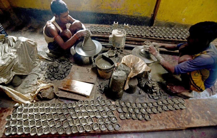Kolkata: Potters make earthen lamps ahead of Diwali festival, in Kolkata on Tuesday, Oct. 11, 2022. (Photo: Kuntal Chakrabarty/IANS)