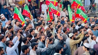 Protests erupt across Pakistan following Imran's disqualification. (IANS Photo)