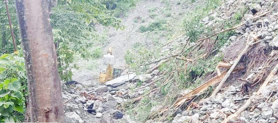 Heavy landslides have been reported today at CH 37+300 near Sidzü River (Below North Kikruma village RD block) in Phek district. Source informed that clearing of the affected stretch of the road is not immediately possible due to continues fall of rocks. In this, the commuters have been advised to take alternate routes Pfutsero-Zuketsa -Kidima routes vis-à-vis for the time being.
