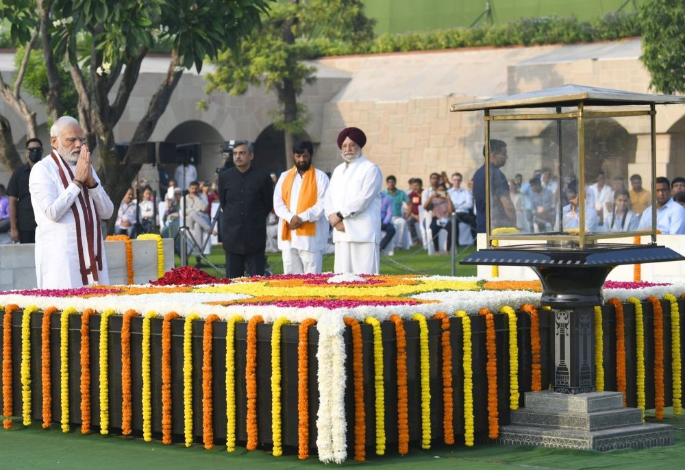 PM Modi pays tributes to Mahatma Gandhi, urges all to buy khadi.(photo:Twitter)