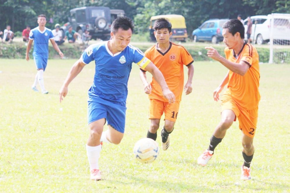 Puiteing FC (Orange) and Benreu FC (blue) in action. (Photo Courtesy: PDFA)