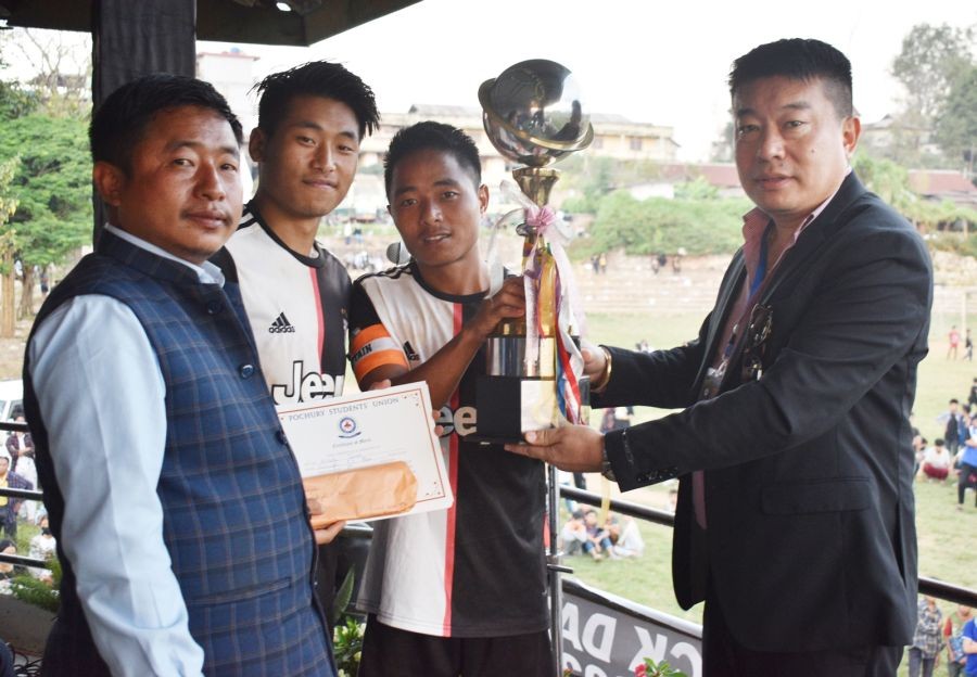 Special Guest Er Chirhotho Rasutho, Joint Director, Geology & Mining handing over the trophy to the champion team.