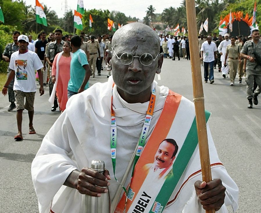 Mandya: A Congress supporter dressed as Mahatma Gandhi during 'Bharat Jodo Yatra', at K Malenahalli in Mandya on Friday, Oct. 07, 2022. (Photo: IANS)