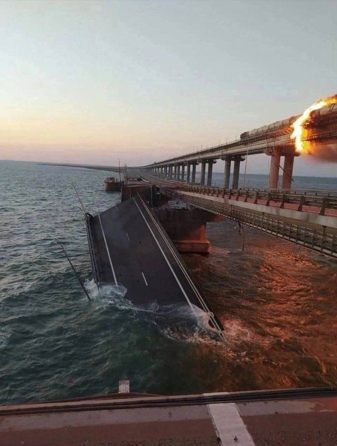 Explosion hits bridge connecting russia and crimea.(photo:@Podolyak_M)