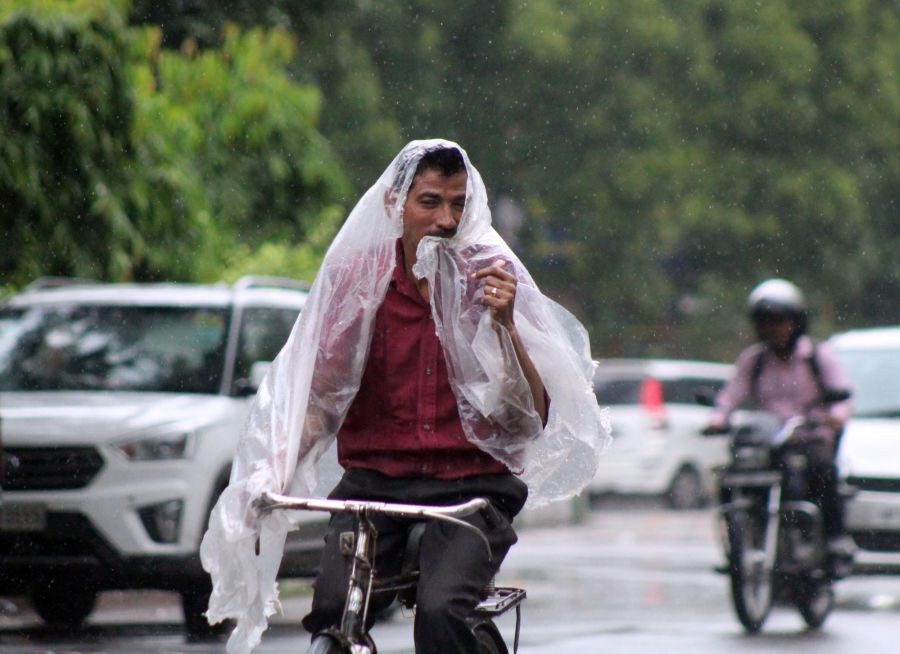Meerut : A cyclist wade through heavy rain in Meerut on Saturday, October 08, 2022. (Photo:IANS/Phool Chandra)
