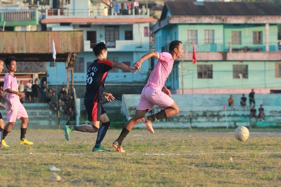 Players of Telongjem FC (Pink) in action with players of OCYU (Black) at the last quarter-final match of the MDFA Trophy 2022 at Imkongmeren Sports Complex, Mokokchung. (Photo Courtesy: Imrong)