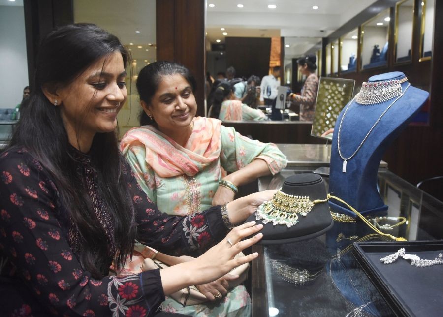 Bhopal:People buying jewellery on the occasion of Pushya Nakshatra in Bhopal on Tuesday October 18,2022.(PHOTO:IANS/Hukum Verma