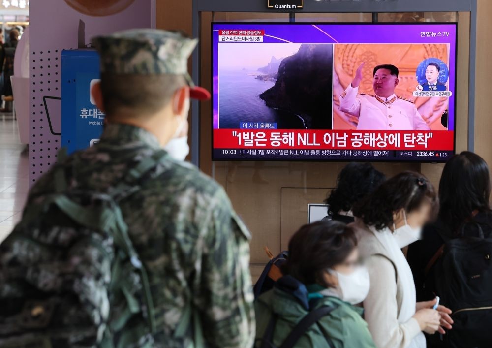 Seoul :A soldier watches a TV report at Seoul Station on Nov. 2, 2022.(Yonhap/IANS)