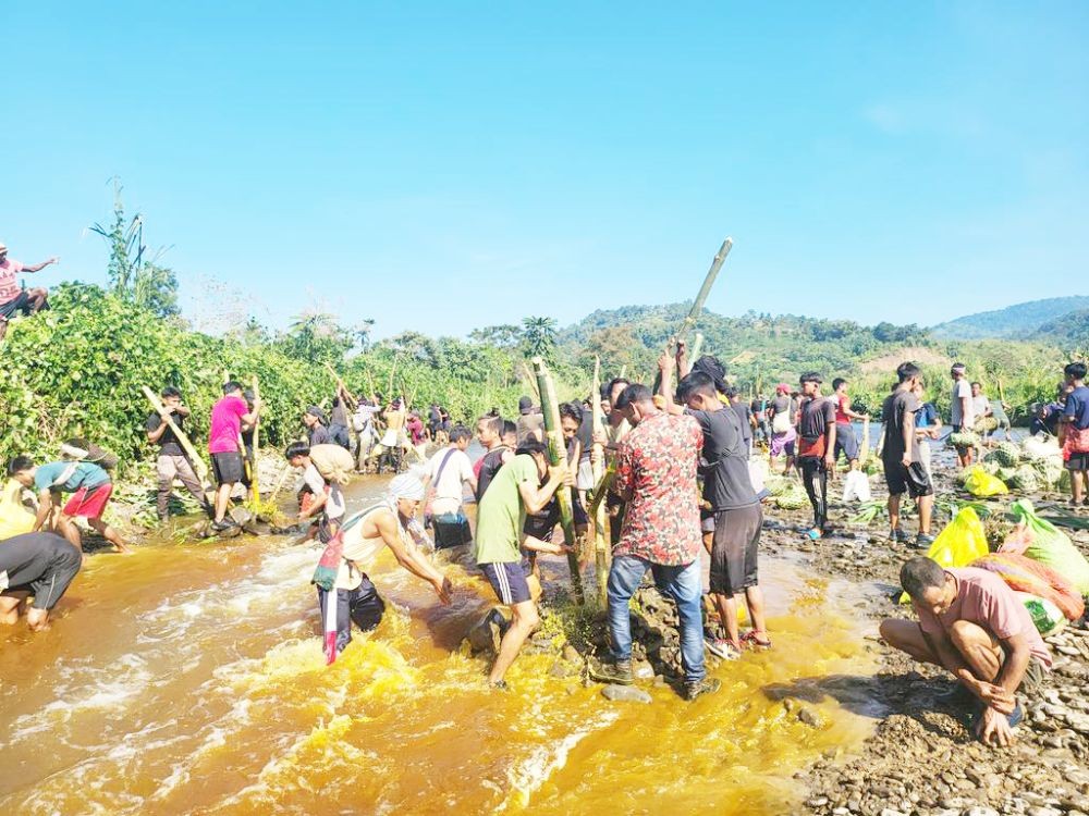 A large group of men folk engaged in customary community fishing at Tizit River- Sangsa, Tizit Village, Ngangting, Nangtan villages. Tweeting these images on November 19, Nagaland Transport, Civil Aviation & Railways Minister, P Paiwang Konyak wrote that customary community fishing “Enhances spirit of unity & brotherhood amongst the Sangyin.” (Photo Courtesy: twitter @princepaiwang)