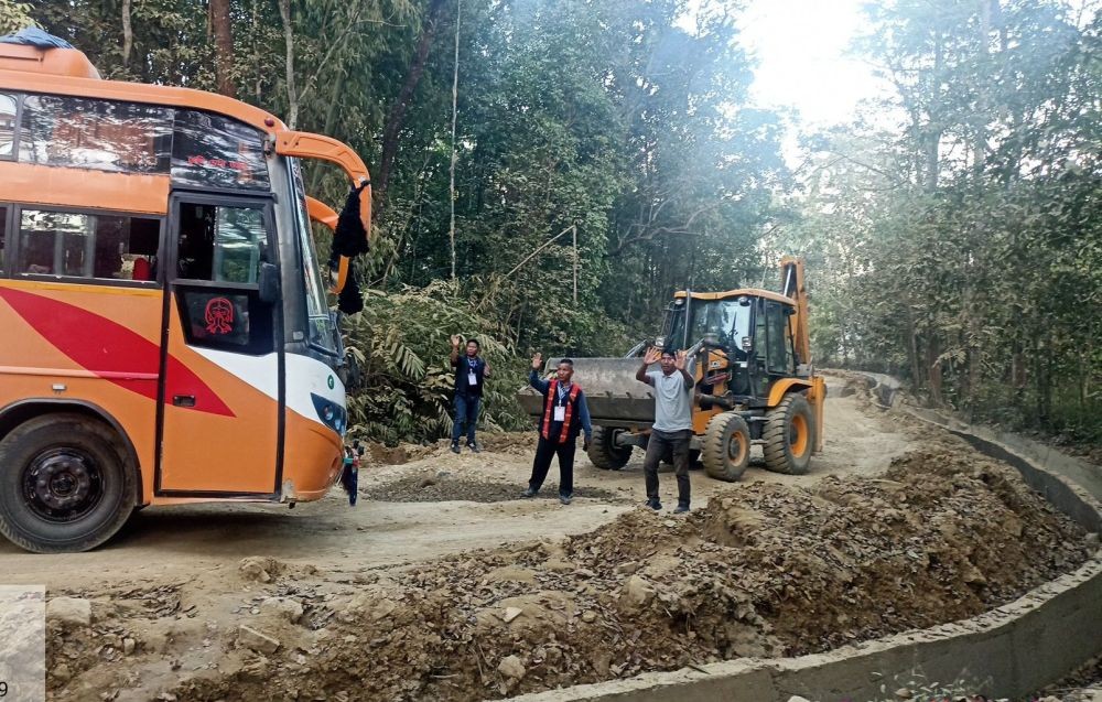 Members of Konyak Union Mon Unit inspectds the ongoing Mon-Namtola road construction on November 19.