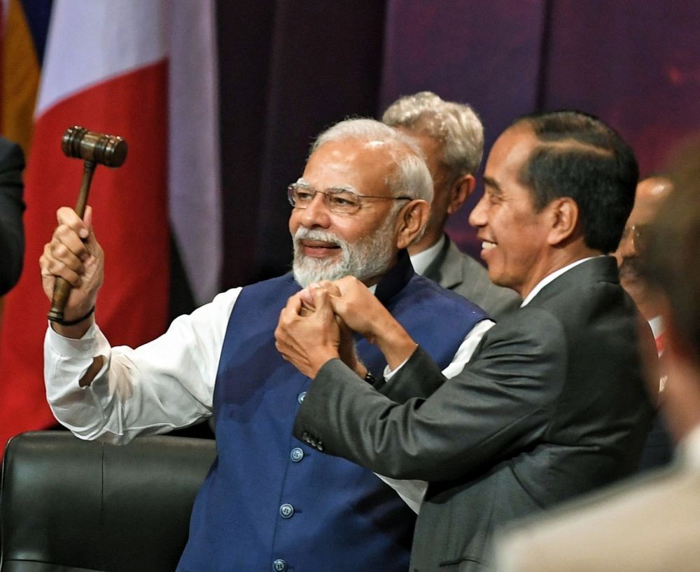 Bali : Prime Minister Narendra Modi with Indonesian President Joko Widodo during G20 Summit in Bali on Wednesday, November 16, 2022. (Photo:IANS/Twitter)
