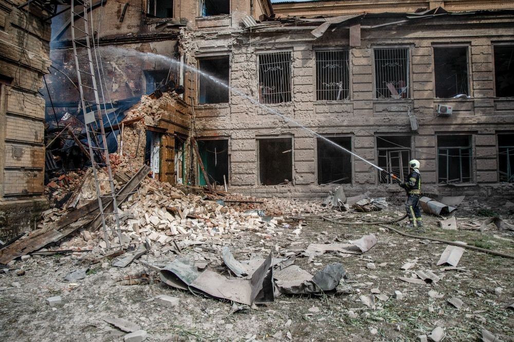 26 August 2022, Ukraine, Slovyansk: A rescue worker extinguishes a fire caused by an overnight shelling at the Slovyansk Chemical Mechanical College. ( Photo: Madeleine Kelly/SOPA Images via ZUMA Press Wire/dpa/IANS)
