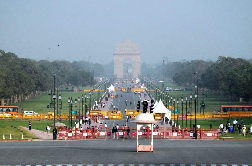 New Delhi: A view of the India Gate seen hazy due to smog in New Delhi on Monday, Nov. 07, 2022. (Photo: Qamar Sibtain/IANS)