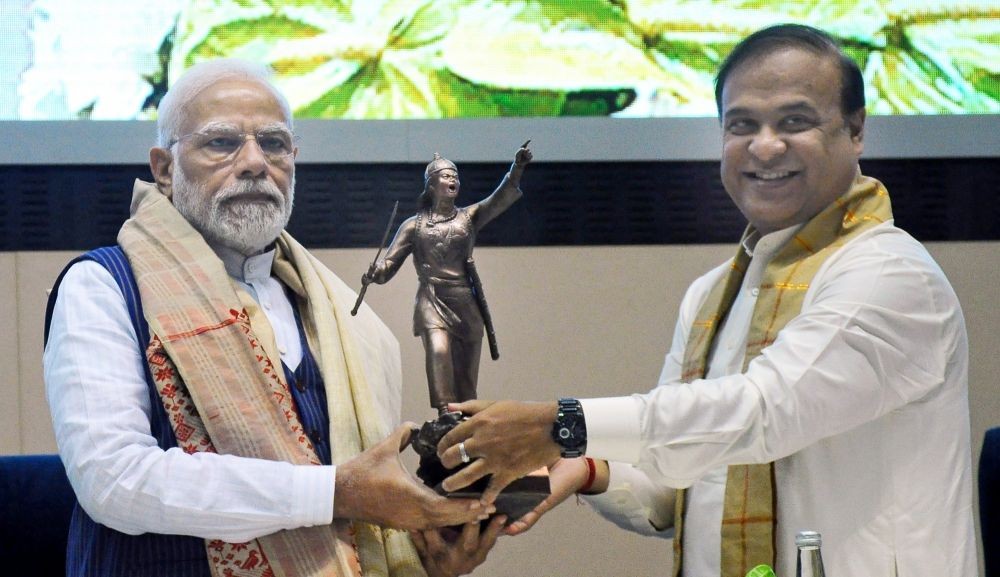 New Delhi: Prime Minister Narendra Modi being felicitated by Assam CM Himanta Biswa Sarma during the closing ceremony to celebrate the 400th birth anniversary of Lachit Barphukan, at Vigyan Bhawan in New Delhi on Friday, Nov. 25, 2022. (Photo: Qamar Sibtain/IANS)