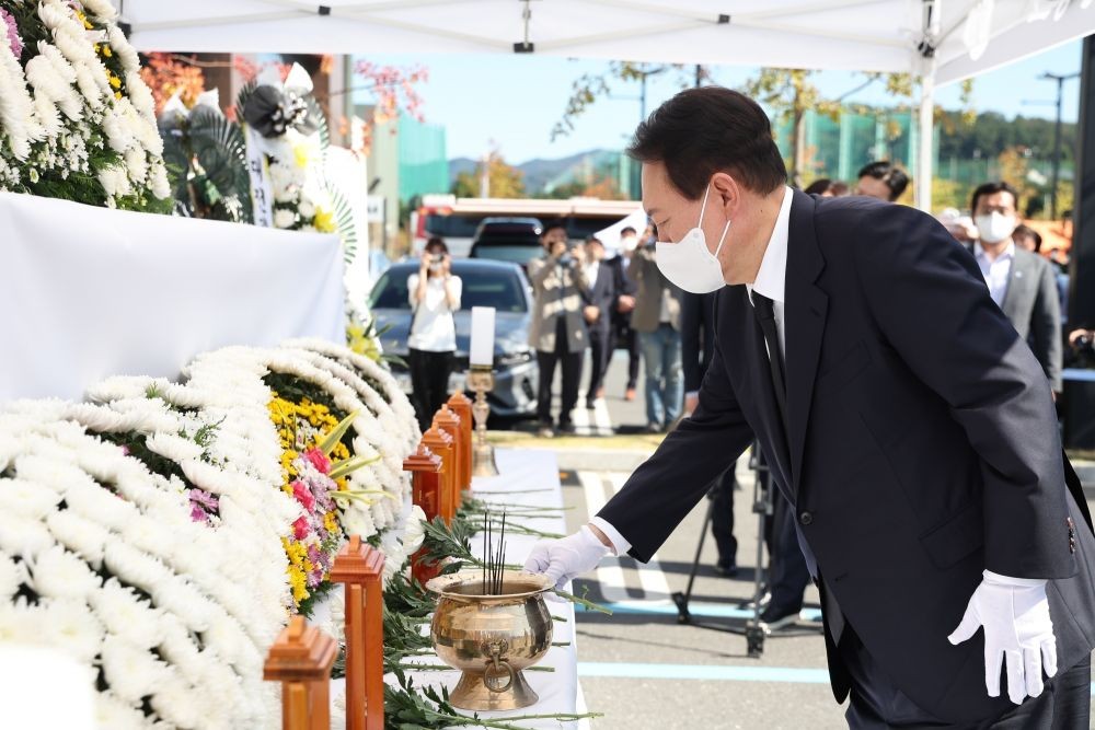 Seoul:President Yoon Suk-yeol burns incense at an altar for the victims of a fire at Hyundai Premium Outlet in Daejeon, 164 kilometers south of Seoul, on Sept. 27, 2022.(Yonhap/END/IANS)