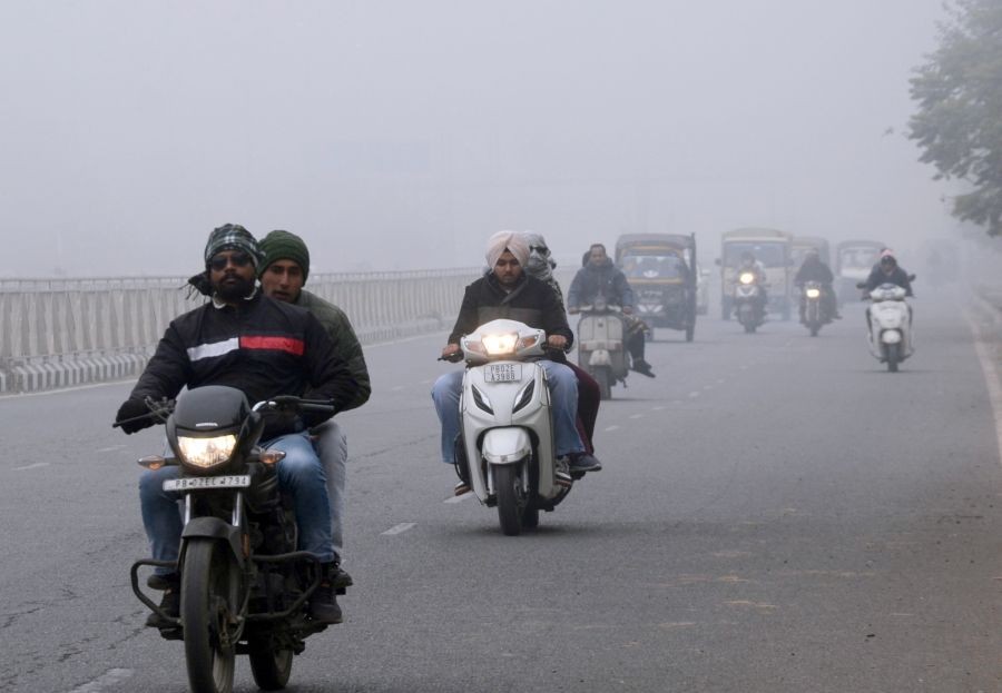 Amritsar: Commuters make their way on a cold and foggy day, in Amritsar on Wednesday, Dec. 21, 2022. (Photo: Pawan sharma/IANS)