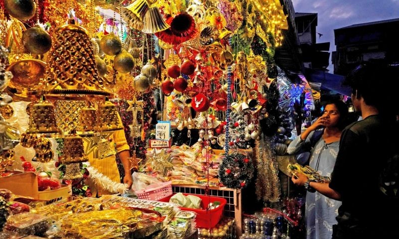 People buy Decorative products that are displayed for sale at Ernakulam Broadway Market ahead of Christmas in Ernakulam on Wednesday December 14, 2022. (IANS Photo)