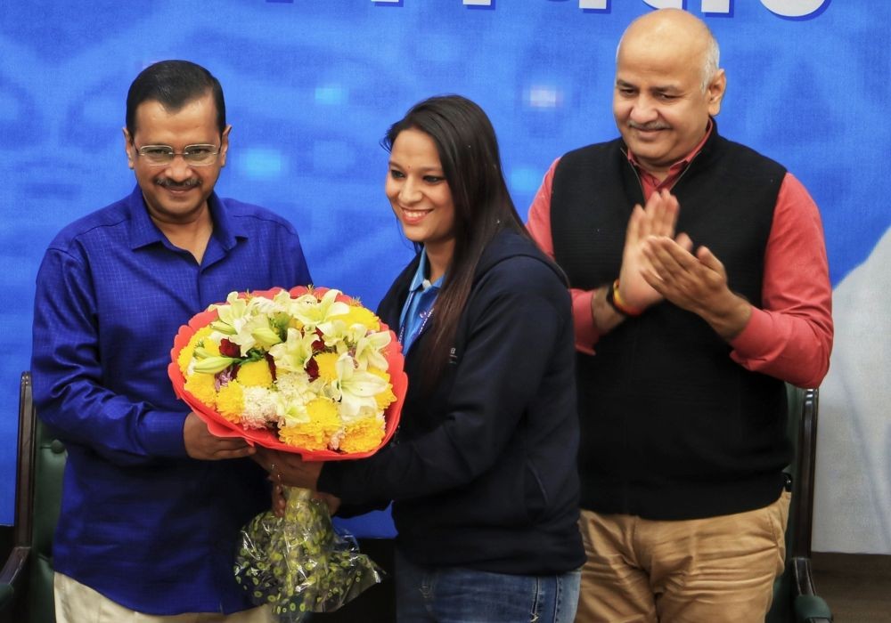New Delhi: Delhi Chief Minister Arvind Kejriwal felicitated an instructor during a felicitation and interaction event with the instructors of Dilli ki Yogshala at Constitution Club in New Delhi on Tuesday, December 02, 2022. (Photo: IANS/Wasim Sarvar)