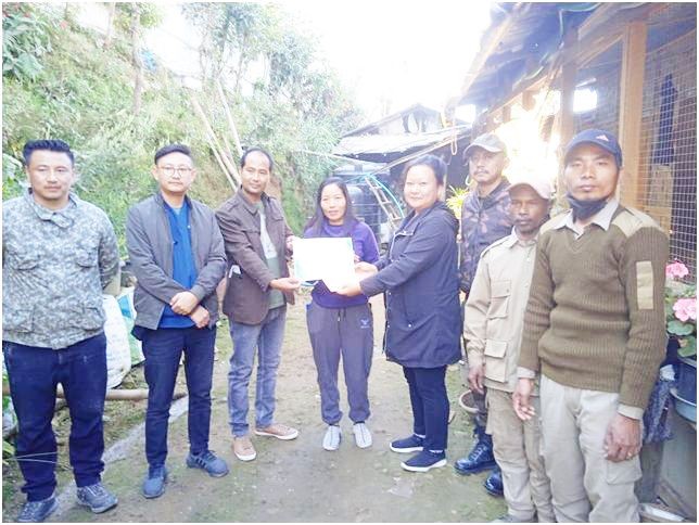 I Akum Imsong and Wapangtola along with Nagaland Zoological Park Rescue Team and Range Forest Officer, Mokokchung Division. (Photo Courtesy: NZP)