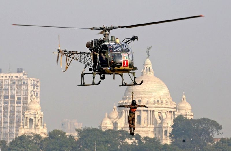 Army jawans display their skills during Vijay Diwas celebrations, in Kolkata on Thursday, December 15, 2022. (IANS Photo)