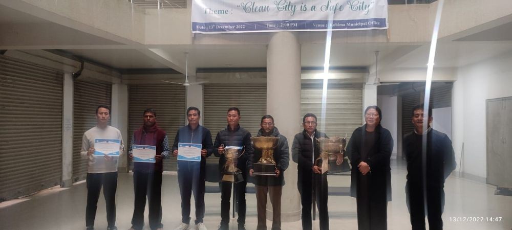 Winners of inter- ward cleanliness competition with KMC officials and others on December 13.