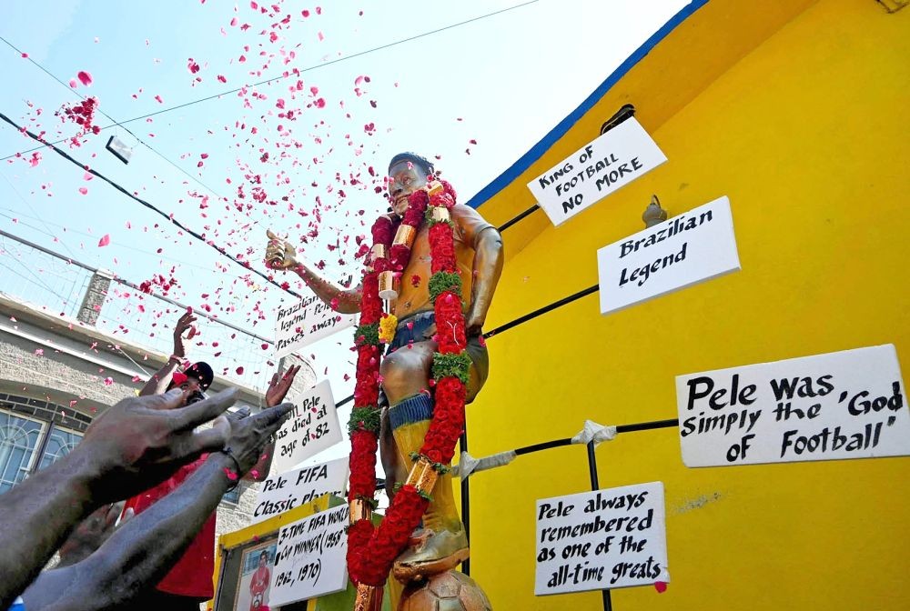 Football fans pay floral tribute to the Legendary Brazilian Footballer Pele, who passed away at the age of 82 in Brazil, in Bengaluru on December 30, 2022. (IANS Photo)