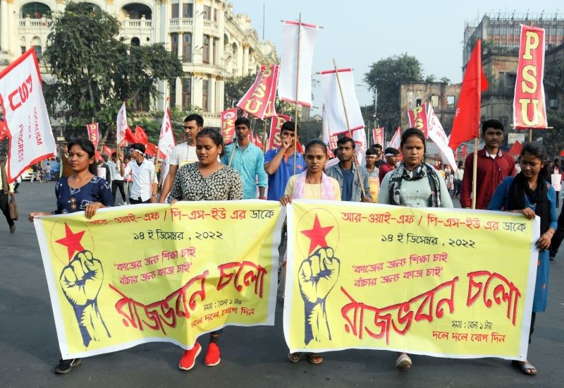 PSU and RYF activists take part in a protest rally against the State Government during their march to Raj Bhawan in Kolkata on Dec 14, 2022. (IANS Photo)