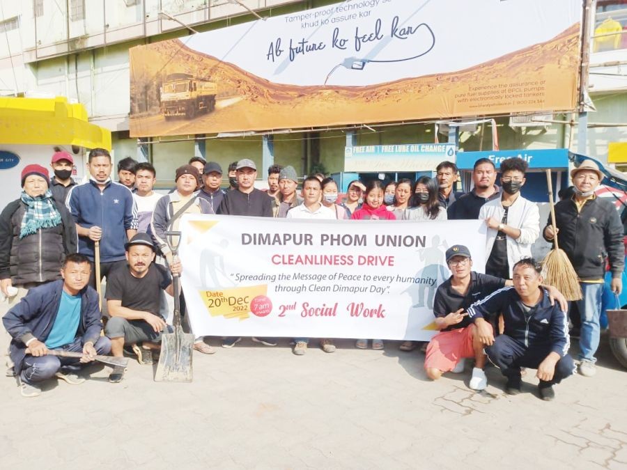The Dimapur Phom Union (DPU) conducted 2nd cleanliness drive from Hotel Tragopan junction till Metro Hospital area on December 20. DPU General Secretary, H Philip Buchem informed that the union also put up 36 retro reflective sign board at the road dividers for creating awareness on cleanliness and safe driving. More than 200 members attended the social work. (Photo Courtesy: Dimapur Phom Union)