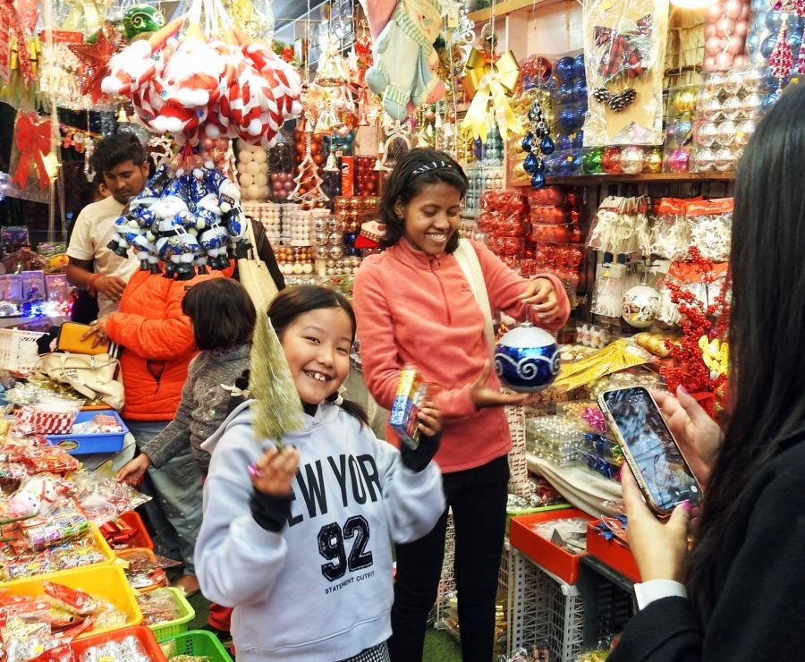 New Delhi: People buy decorative items from a shop ahead of Christmas, at INA Market in New Delhi on Monday December 19, 2022. (Photo: Anupam Gautam/IANS)