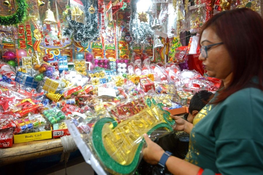 Kolkata: A woman buys decorative items from a shop ahead of the Christmas festival in Kolkata on Dec 21, 2022. (Photo: Kuntal Chakrabarty/IANS)