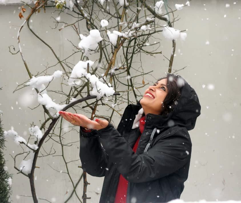 Srinagar : A woman seen playing with snow during fresh snowfall, in Srinagar near Dal Lake, on Monday, Jan 30, 2023.(Photo:IANS/Biplab Banerjee)