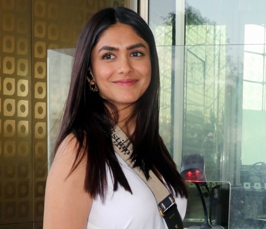 Mumbai: Bollywood actress Mrunal Thakur spotted at the airport in Mumbai on Wednesday, Jan. 11, 2023. (Photo: Sanjay Tiwari/IANS)
