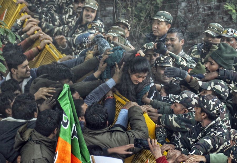 New Delhi: BJP workers under the leadership of Delhi BJP working President Virendra Sachdeva protest against AAP over the clash at Civic Centre for Mayor elections, at CM residence Civil Lines in New Delhi on Monday, January 09, 2023. (Photo: Wasim Sarvar/IANS)