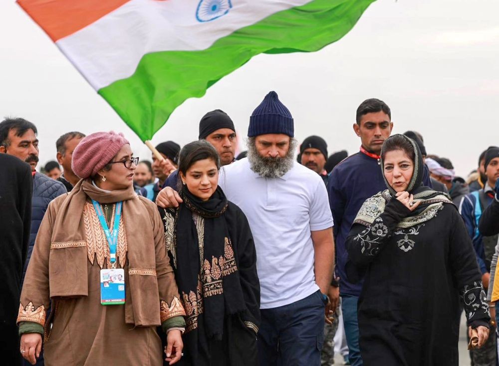 Pulwama : Congress leader Rahul Gandhi and PDP chief Mehabooba Mufti along with supporters duirng Congress' Bharat Jodo Yatra in Awantipora area of Pulwama, on Saturday, Jan 28, 2023. (Photo: IANS/Twitter)