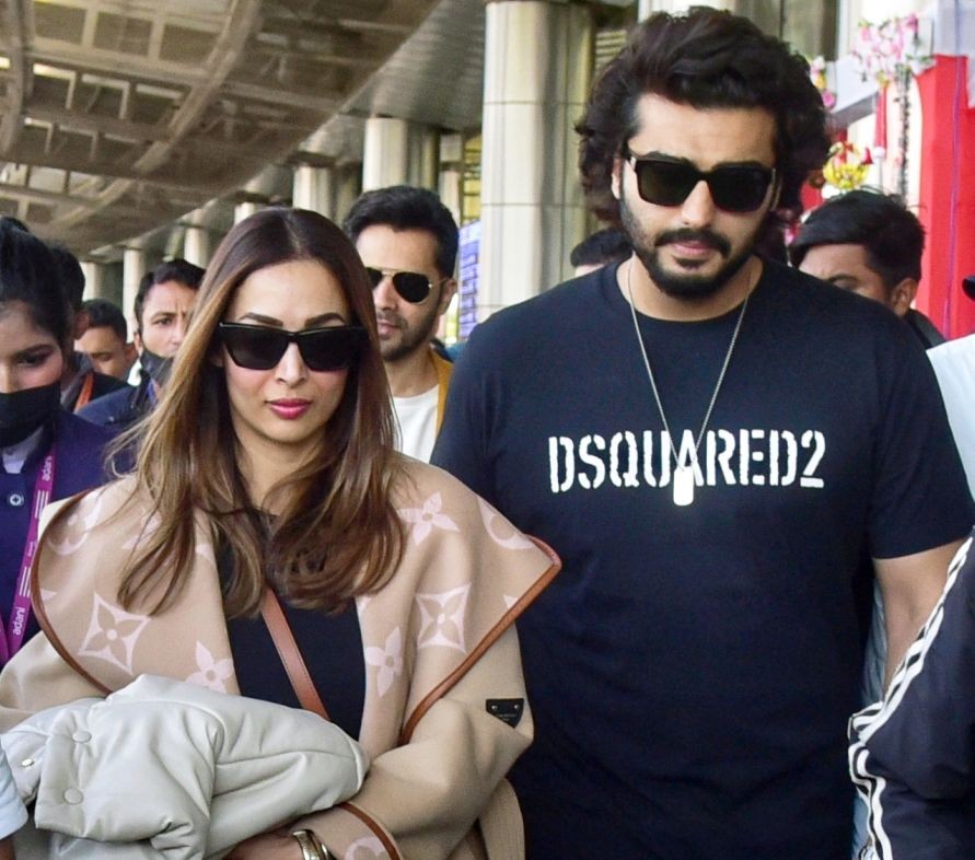 Jaipur: Bollywood actor Arjun Kapoor and actress Malaika Arora arrive at the International airport in Jaipur. (Photo: IANS/Ravishankar Vyas)