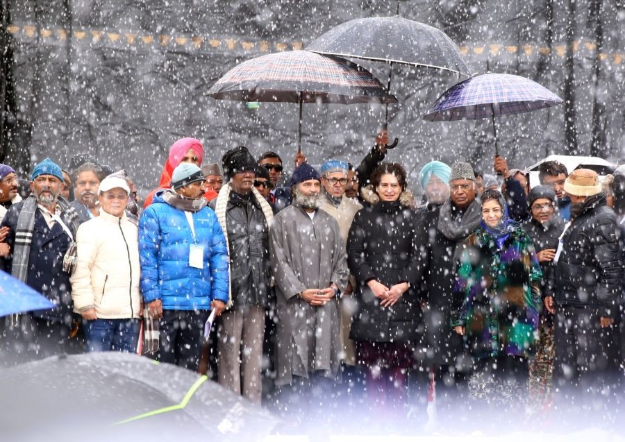 Srinagar : Congress National President Malikaarjun Kharge,party leader Rahul Gandhi, General Secretary Priyanka Gandhi Vadra,Vice president of National Conference (NC) Omar Abdullah and PDP President Mehbooba Mufti at a rally during the conclusion of Bharat Jodo Yatra, in Srinagar, (Photo: Nisar Malik /IANS)