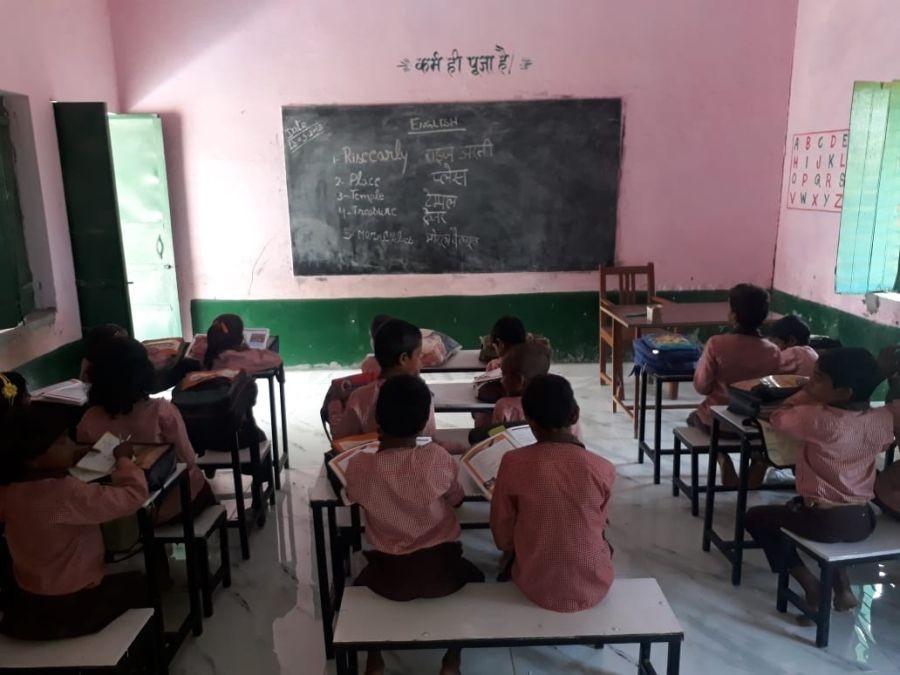 Fatehpur: Students at Arjunpur Primary School in Fatehpur of Uttar Pradesh. (Photo: IANS)