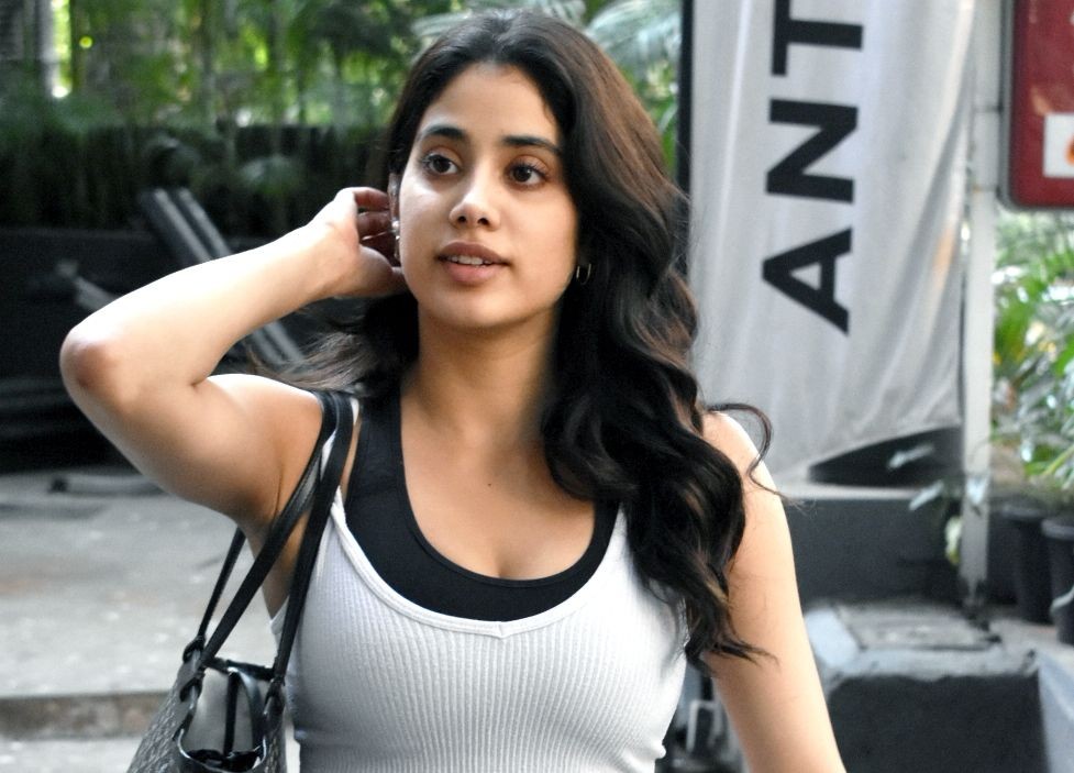Mumbai: Bollywood actress Janhvi Kapoor spotted post-workout at Bandra in Mumbai on Monday, Jan. 09, 2023.  (Photo: Sanjay Tiwari/IANS)