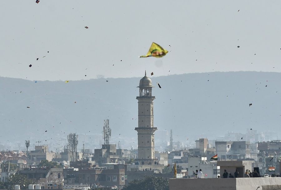 Jaipur : People flying kites on the occasion of 'Makar Sankranti' festival in Jaipur on Saturday, Jan 14, 2023. (Photo:Ravi shankar vyas/IANS)