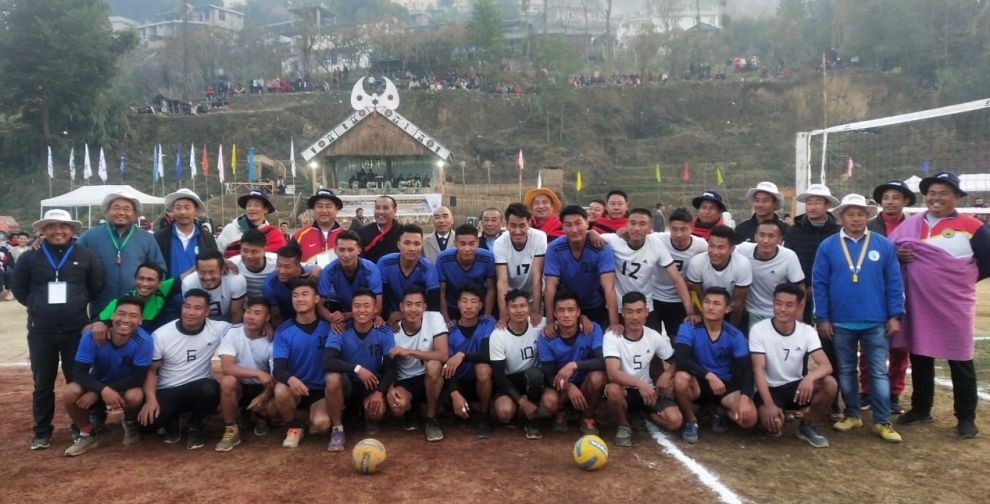 Closing guest Tuolie Seleyi and others with the finalist team of men’s volleyball on January 26 at Phesama.
