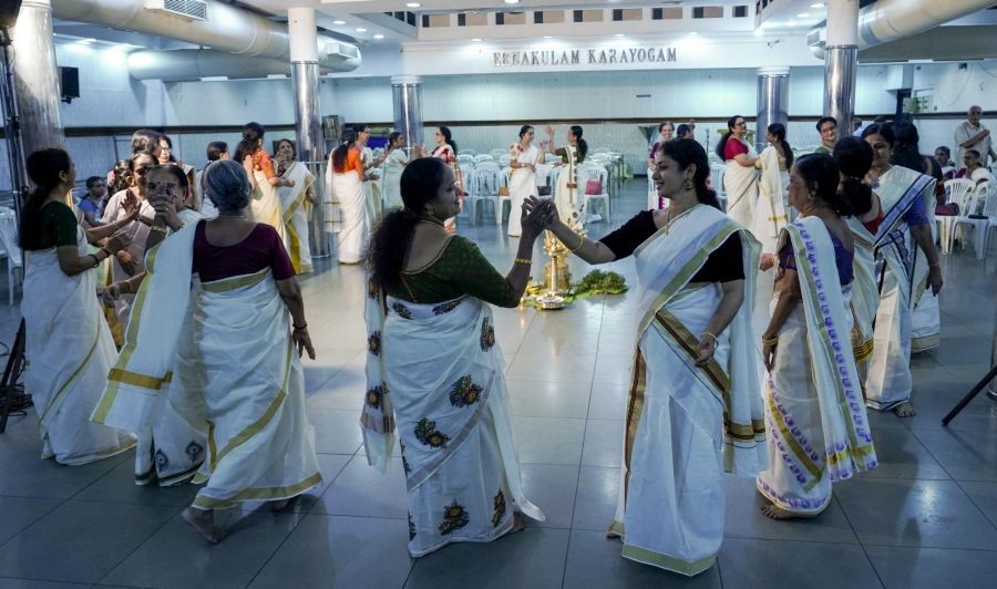 Kochi : Women perform Thiruvathira, a form of dance, at TDM Hall in Kochi on Thursday, January 05, 2023. (Photo: Arun chandrabos/IANS)