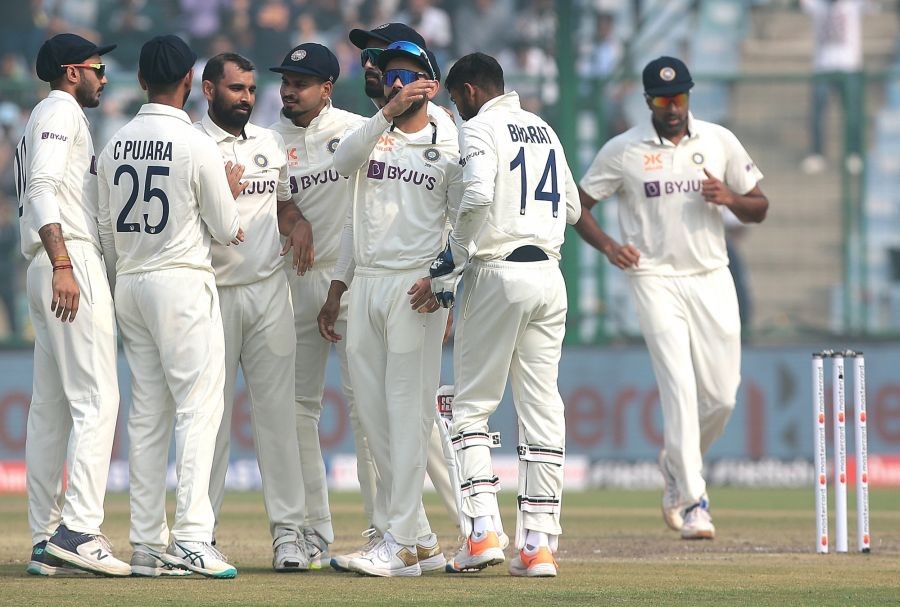 New Delhi : India's Mohammed Shami celebrates the dismissal of Australia's David Warner with teammates during the first day of the second cricket test match between India and Australia at the Arun Jaitley Stadium in New Delhi on Friday, Feb. 17, 2023.(Photo:Raj Kumar/IANS)