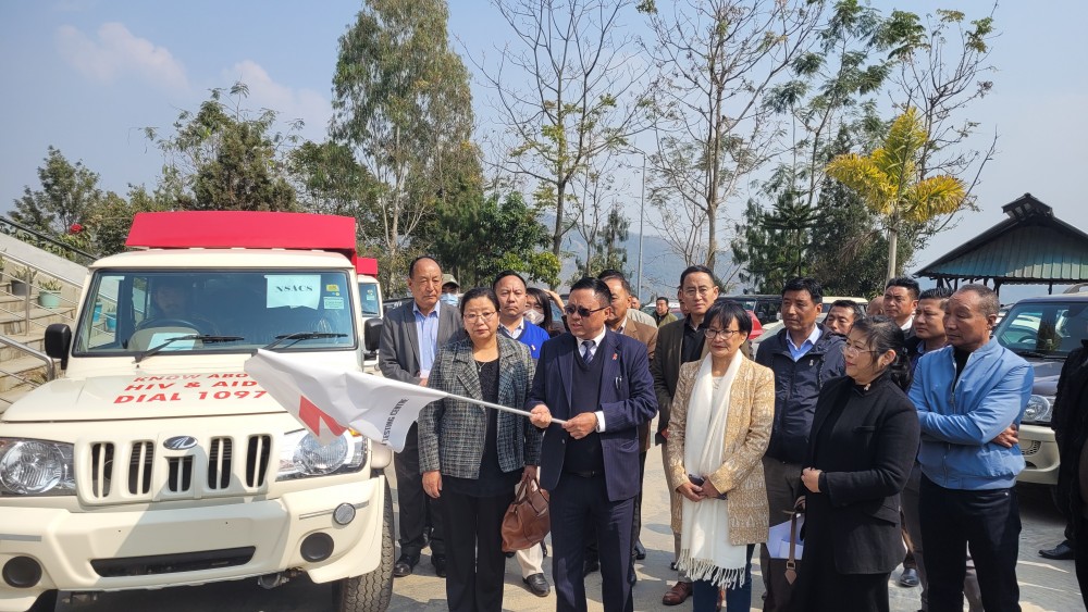Y Kikheto Sema flagging off MICTC vans for Mon, Tuensang, Longleng, Noklak on February 16 in Kohima. (Morung Photo)