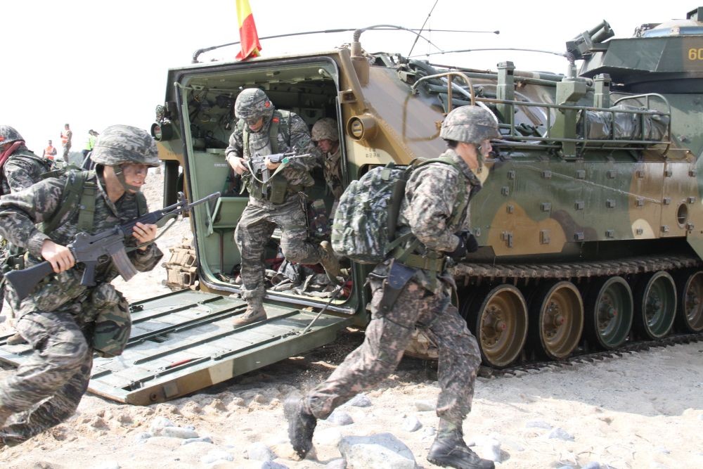 (140331) -- POHANG, March 31, 2014 (Xinhua) -- Soliders take part in the U.S.-South Korea joint landing exercises called Ssangyong in Pohang, South Korea, on March 31, 2014. As a part of the Foal Eagle military exercises, the Ssangyong joint landing exercises is held from March 27 to April 7 in Pohang. (Xinhua/Song Chengfeng)(axy)