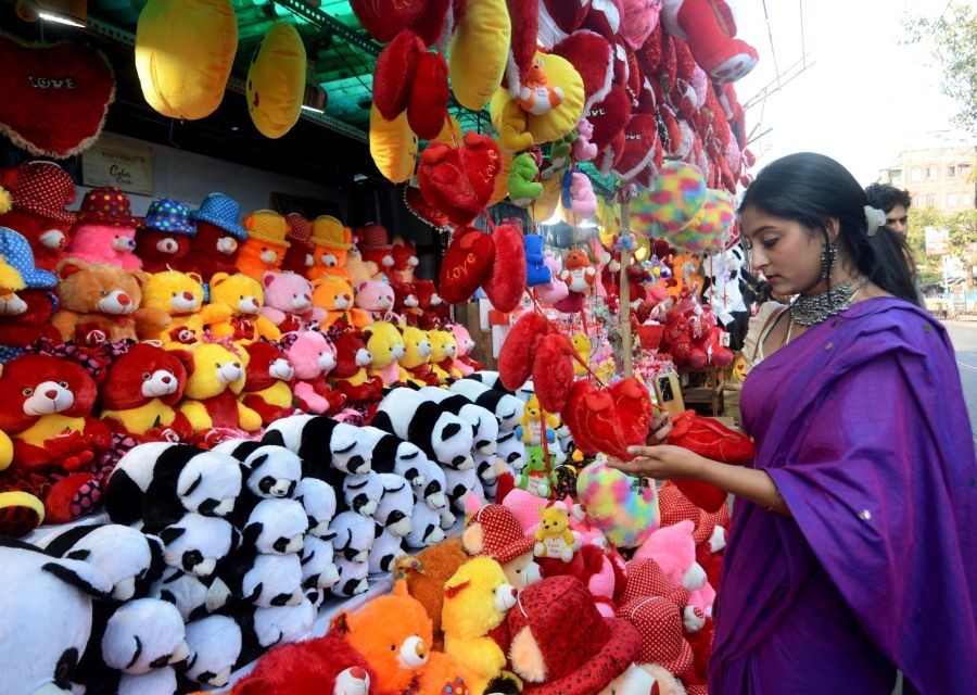 Kolkata: A woman takes a look at a soft toy to buy from a gift shop ahead of Valentines Day, in Kolkata on Feb.10, 2023. (Photo: Kuntal Chakrabarty/IANS)
