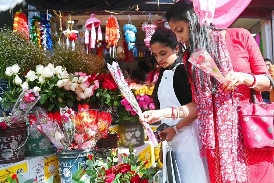 Agartala: Women buy roses from a shop on Valentine's Day, in Agartala on Tuesday, Feb. 14, 2023. (Photo: Abhisek Saha/IANS)