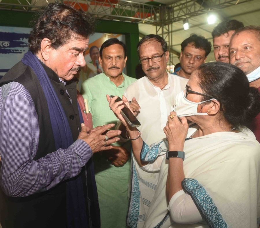 Asansol :West Bengal Chief Minister Mamata Banerjee with Actor and party MP Shatrughan Sinha during party workers meeting in Asansol on Tuesday June 28,2022.(Photo:IANS)