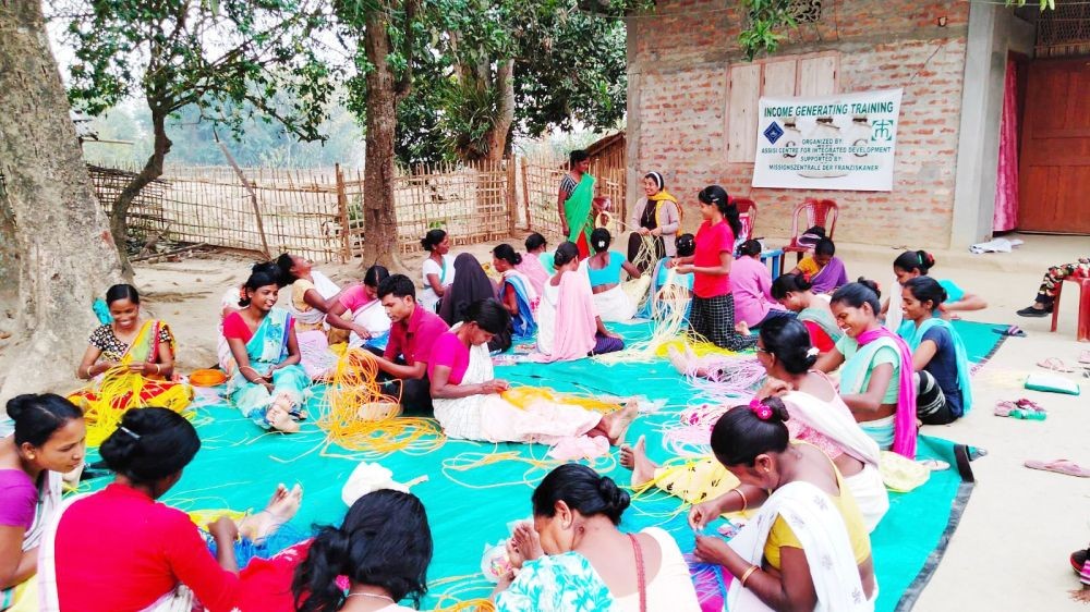 Assisi Centre for Integrated Development through the support of MZF conducted three days training programme on basket making in Dilowjan for 3 self help groups. The training is mainly to enhance their skill and to strengthen their economic condition sustainability. Sr Pramila trained the 28 participants who attended the programme.