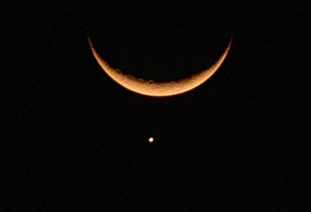 Kolkata: The conjunction between Moon and planet Venus seen in Kolkata on Friday, March 24, 2023. (Photo: Kuntal Chakrabarty/IANS)